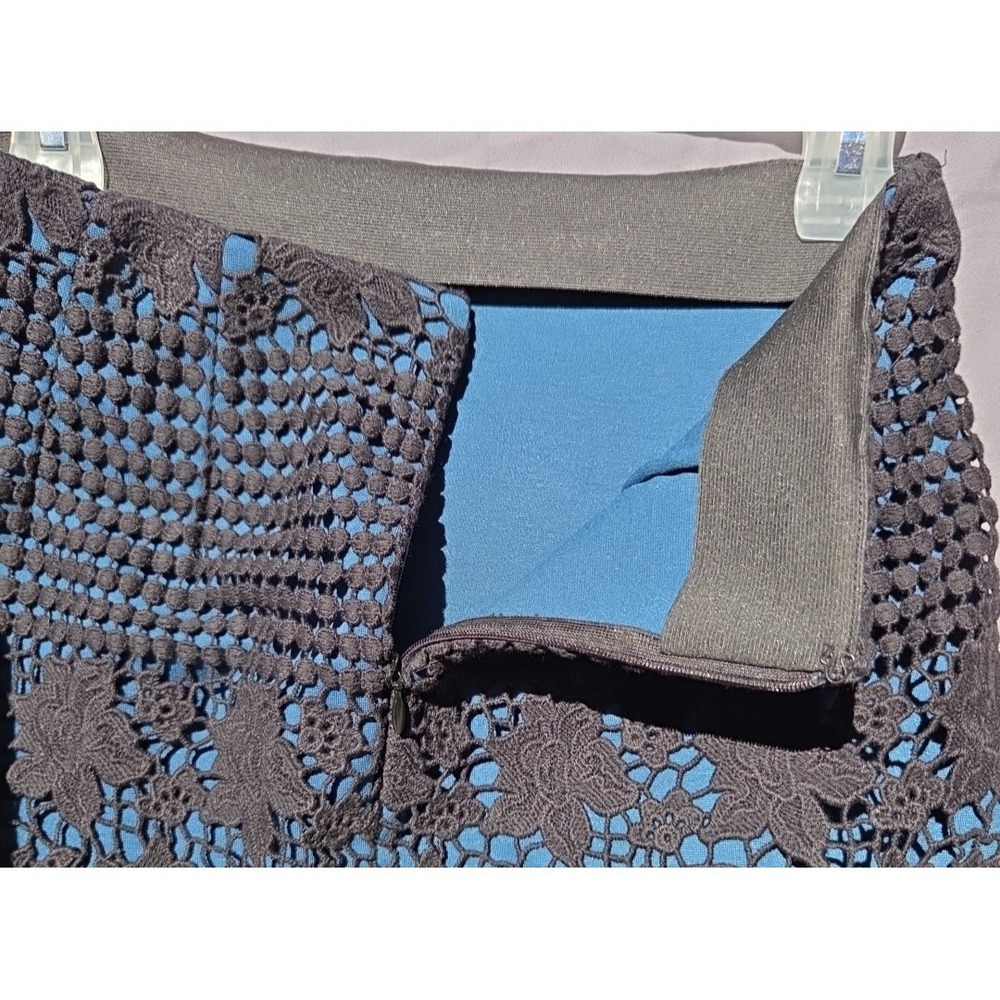 LOFT Women's Black Crochet Lace Skirt Blue Lining Floral Scalloped Hem Size 4 - Picture 4 of 6